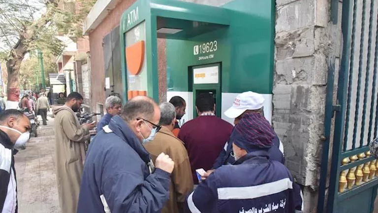 لماذا سحب المصريون 100 مليار جنيه من البنوك خلال 9 أيام؟